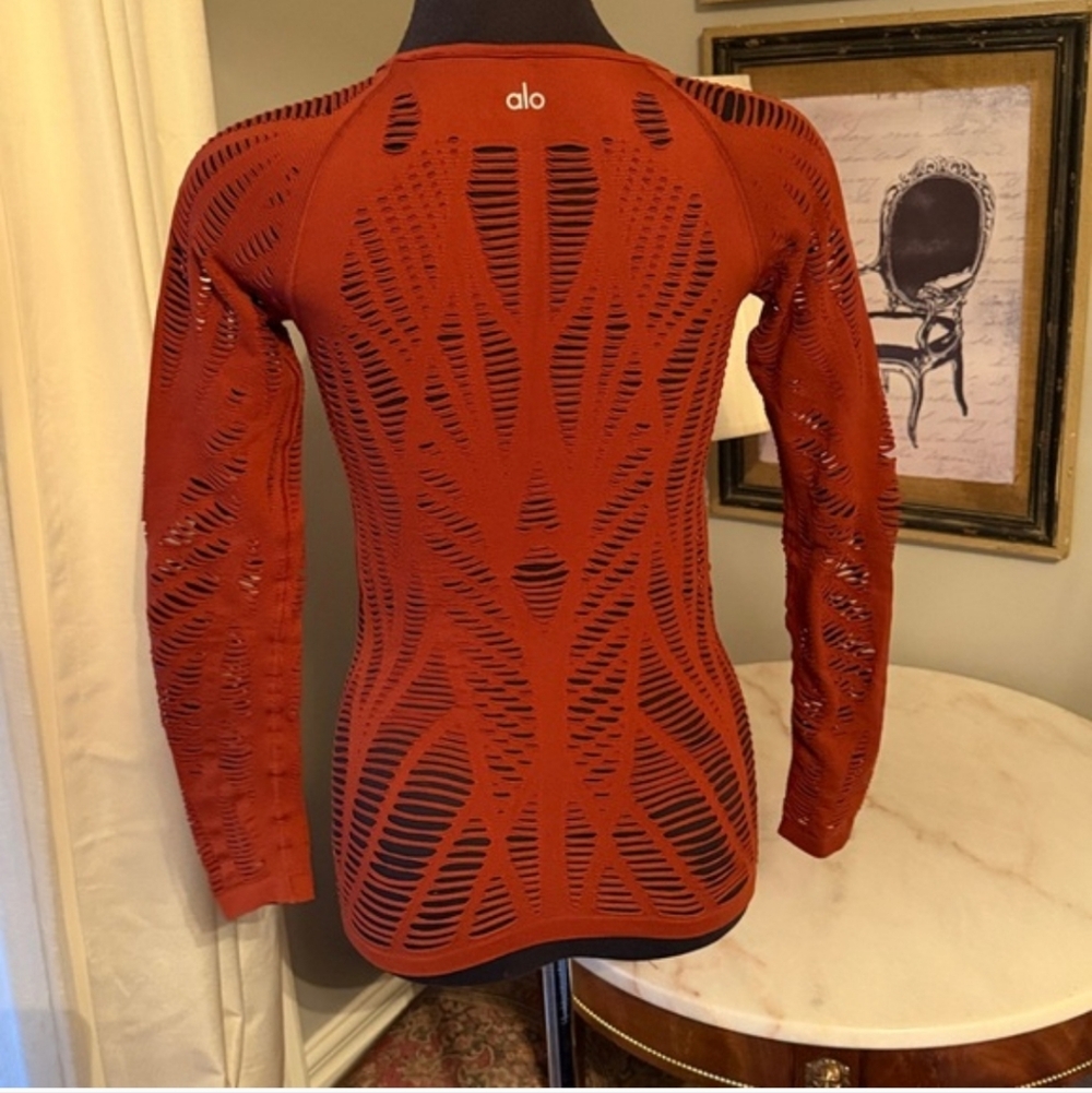 Alo Yoga Wanderer Seamless Ripped Long Sleeve - Rust - Small - Picture 7 of 11